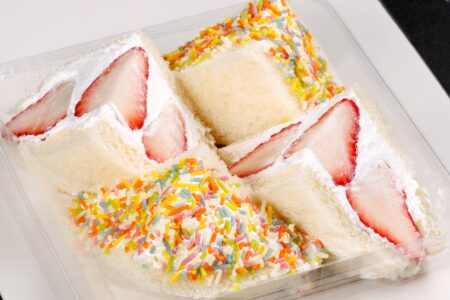 ポップなイチゴサンド