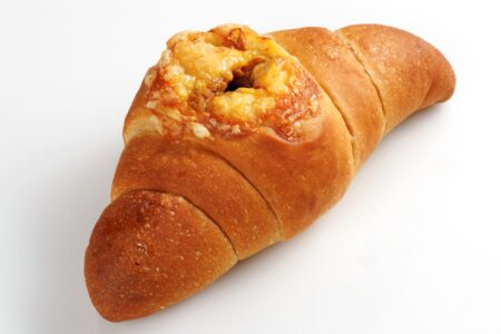 チーズキーマカレー塩パン